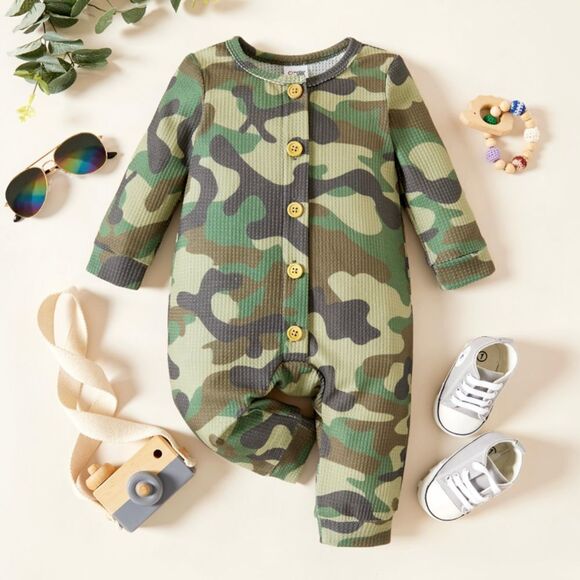 Size 0-3 months, baby boys green camo long sleeved one piece, jumpsuit NWT - Picture 1 of 1